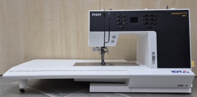 PFAFF - passport 2.0 mit gro�em Anschiebetisch